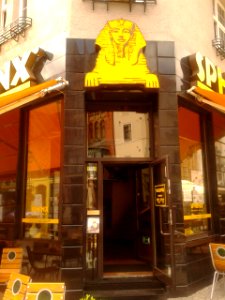 Wejście do restauracji Sphinx na Rynku Staromiejskim w Toruniu