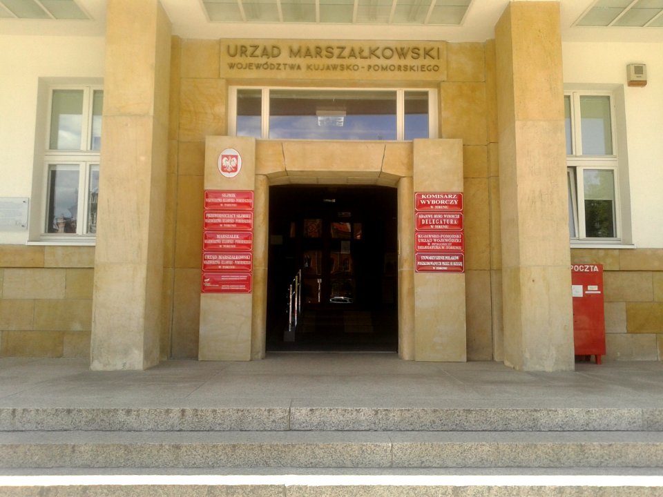 Wejście główne do Urzędu Marszałkowskiego w Toruniu