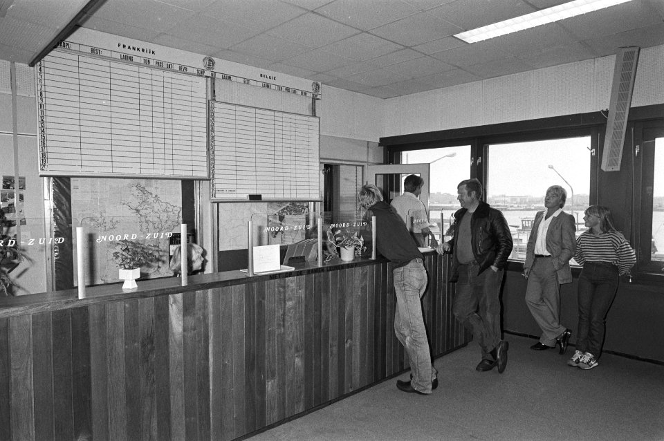 Weinig mensen op de Schippersbeurs in Amsterdam, Bestanddeelnr 931-6195