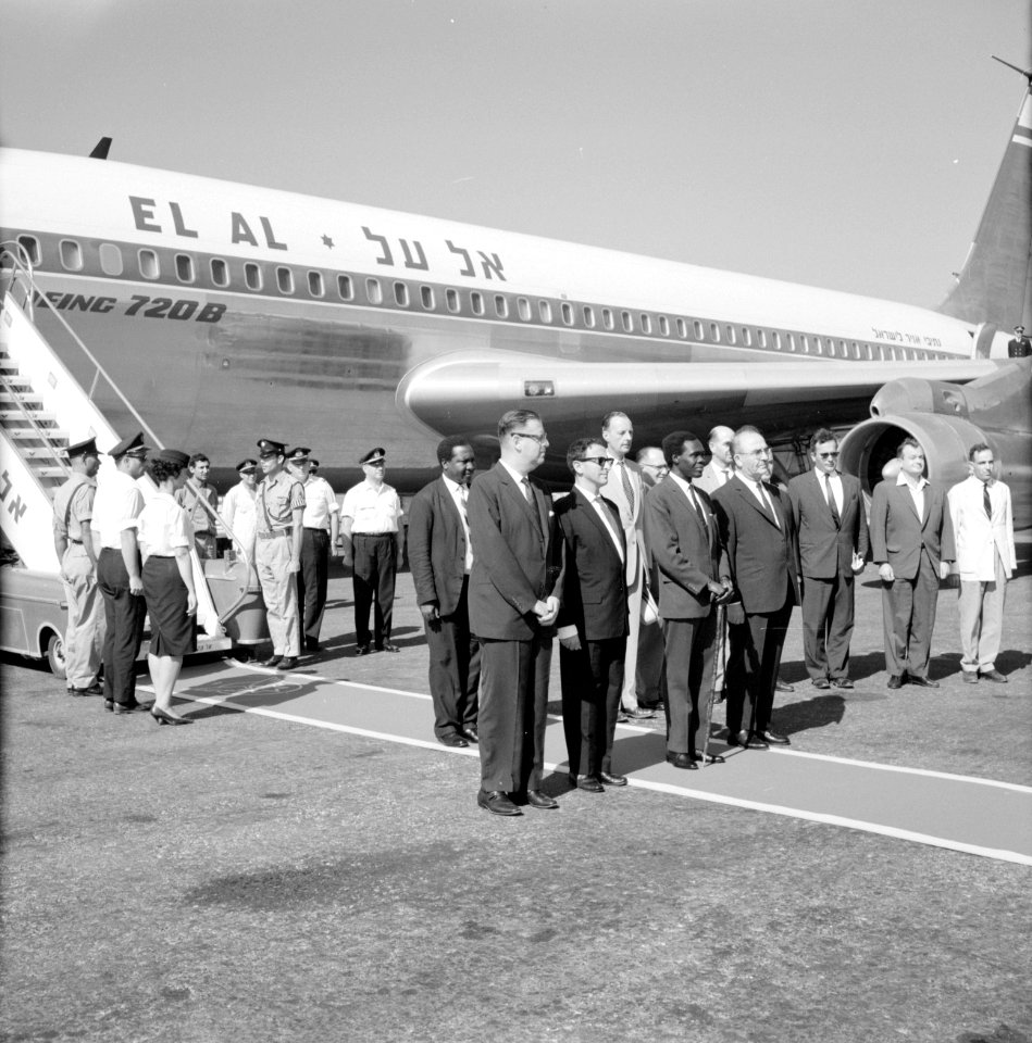 Welkomstceremonie bij aankomst van de Oegandese premier Milton Obote (3e van lin, Bestanddeelnr 255-3128