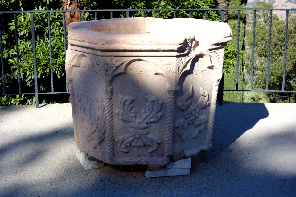 Well head, red Verona marble, 15th century - Hearst Castle - DSC06642
