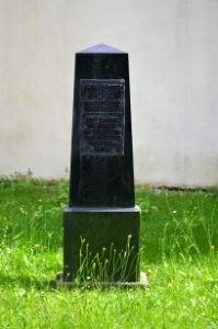 Weißkirchen, Ruine der Sankt Johannes-Baptista-Kirche, Gedenkstein