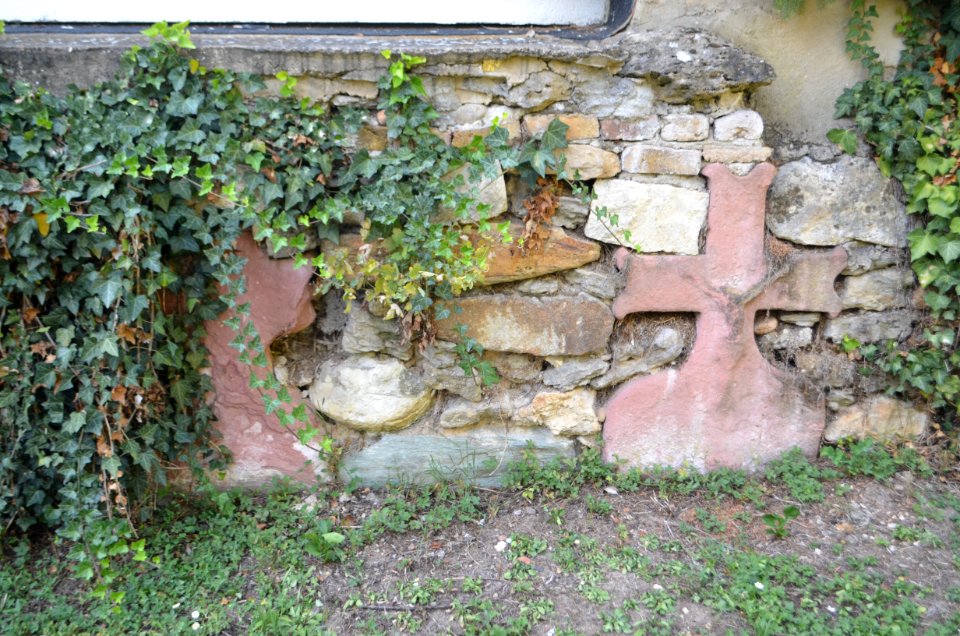 Weilbach, Alter Friedhof, Sandsteinkreuze