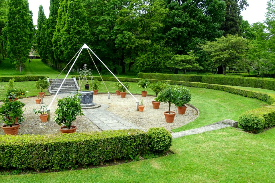 Well - Buscot Park Gardens - Oxfordshire, England - DSC00310