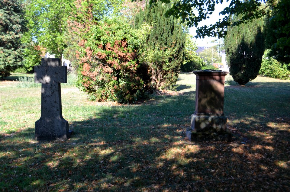 Weilbach, Alter Friedhof, Gedenkstein und Grabkreuz