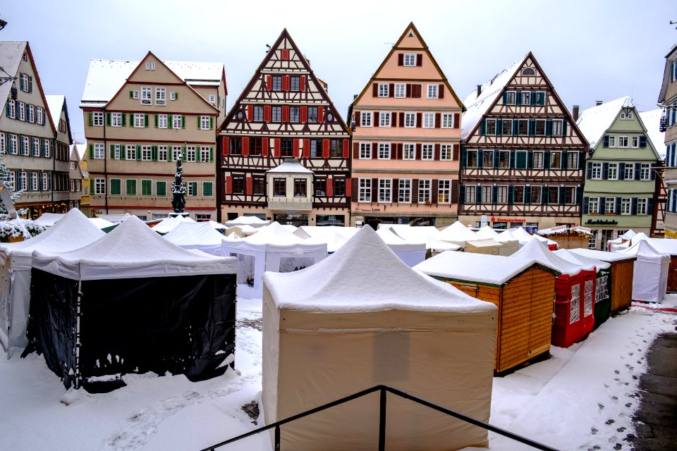 Weihnachtsmarkt-mit-Schnee-Tübingen