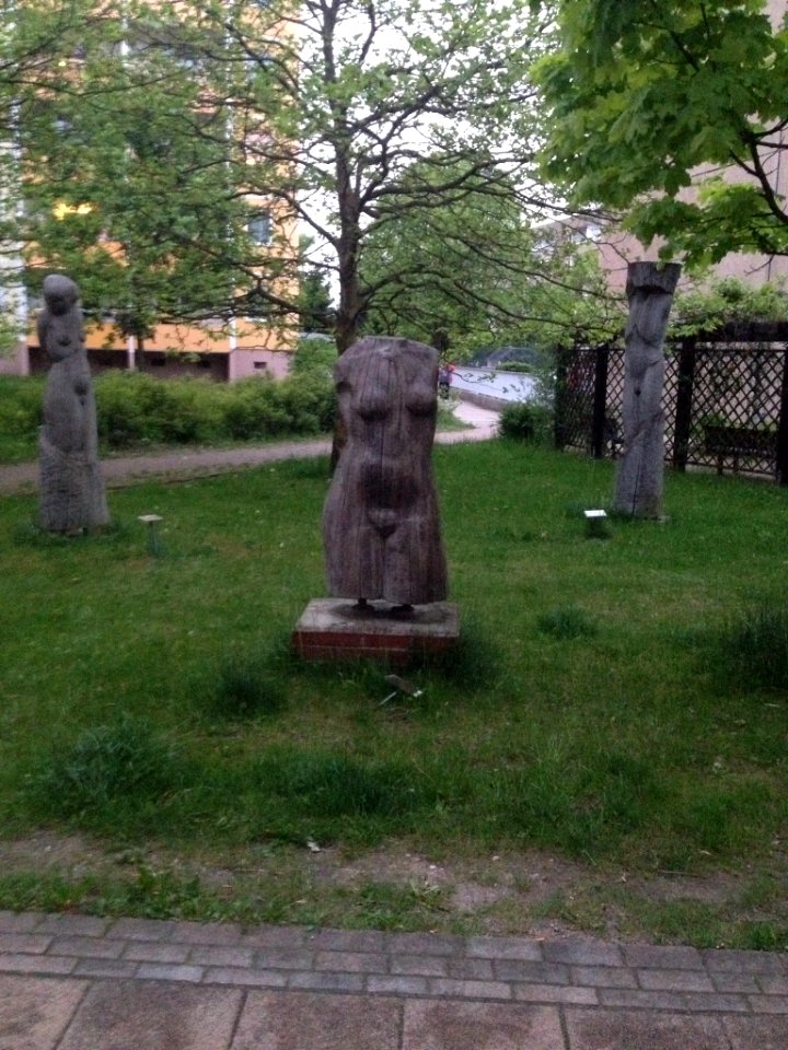 Weißwasser Skulpturengruppe nackte Körper aus Holz
