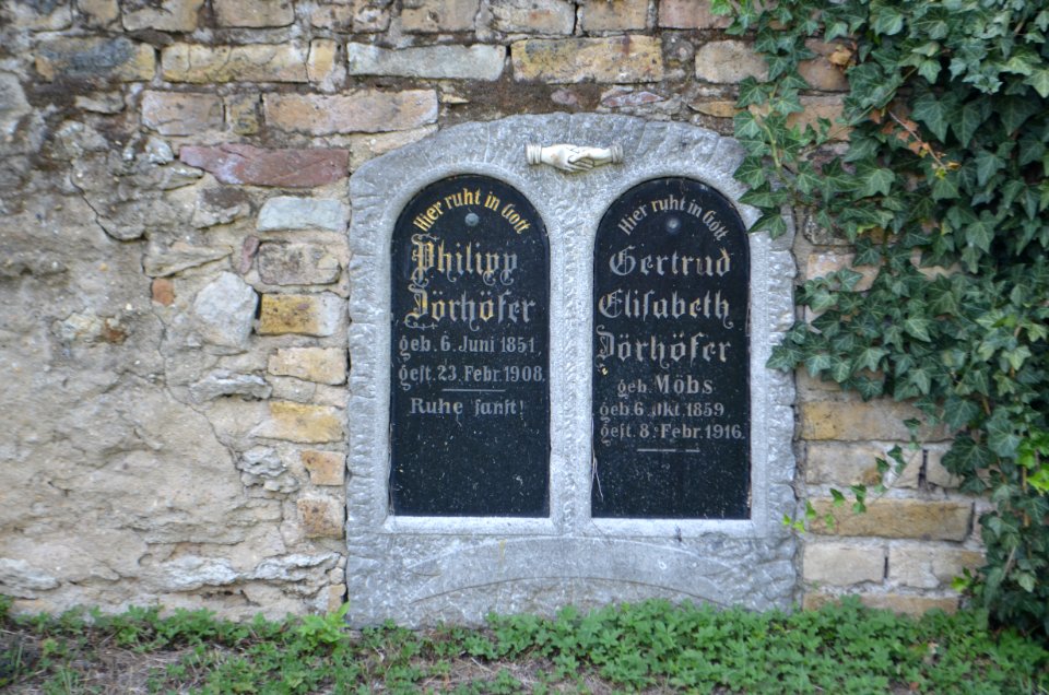 Weilbach, Alter Friedhof, Grabplatten in der Mauer