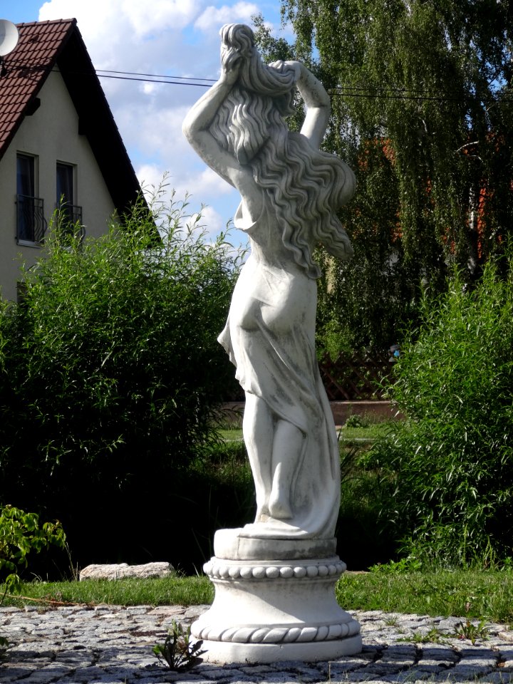 Weiße Frau vom Dornheimer Gut 1