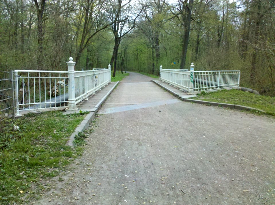 Weiße Brücke über den Elsterfloßgraben im Leipziger Auwald im April 2015