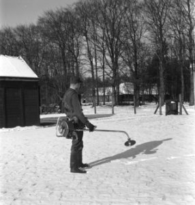 Werktuigen, arbeiders, gebouwen, sneeuw, Bestanddeelnr 251-8376