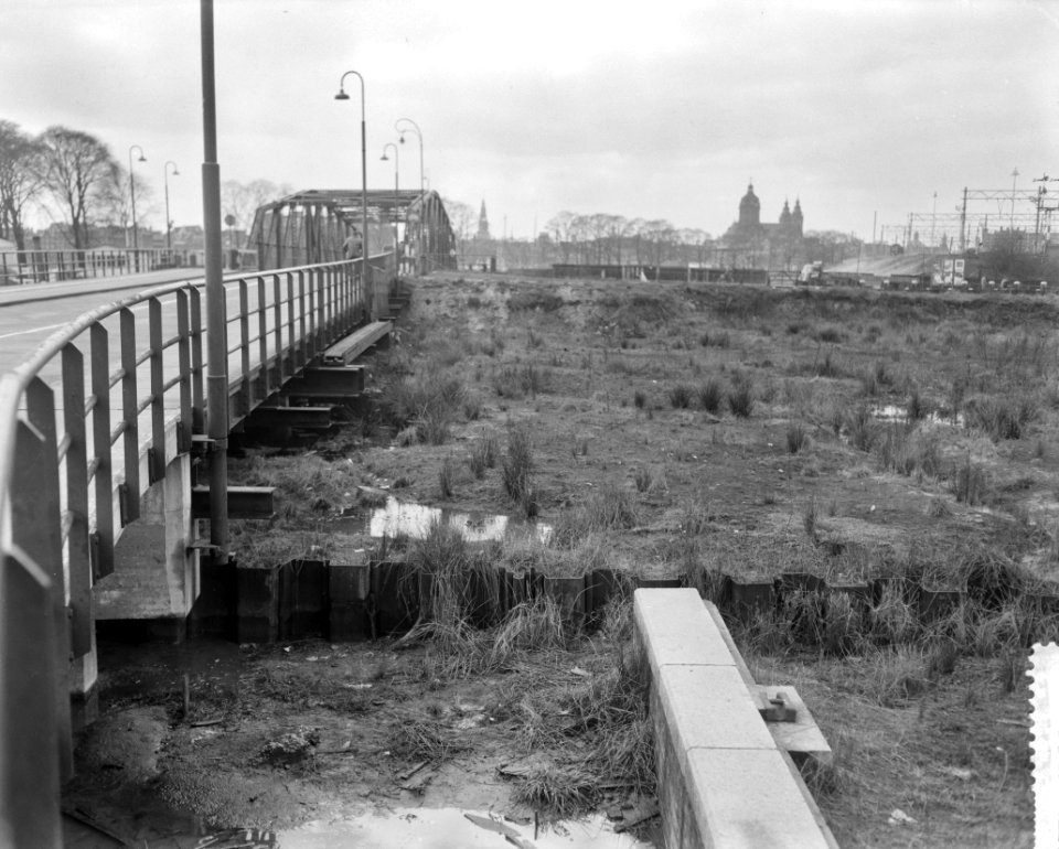 Werkzaamheden aan de IJtunnel, dijksgracht met funderinge overwoekerd door gras, Bestanddeelnr 911-0481
