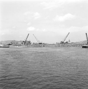 Werkzaamheden, arbeiders, bulldozers, keien, water, boten, draglines, Bestanddeelnr 253-7673