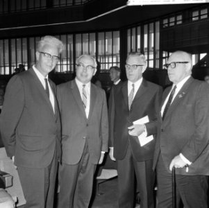 Wereldcongres Vakbeweging in RAI, bij de opening v.l.n.r. Roemers (NVV), ministe, Bestanddeelnr 917-9423