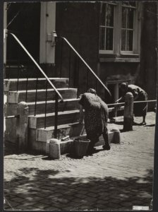 Werksters bij een huis aan de Lijnbaansgracht in Amsterdam, Bestanddeelnr 028-0582