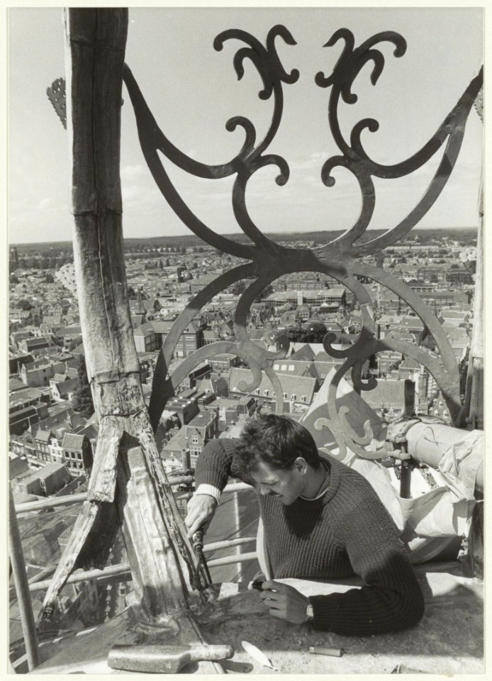Werkzaamheden aan de loodbekleding op de 78 meter hoge toren van de Grote of St. Bavokerk. NL-HlmNHA 54031415