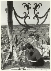 Werkzaamheden aan de loodbekleding op de 78 meter hoge toren van de Grote of St. Bavokerk. NL-HlmNHA 54031415