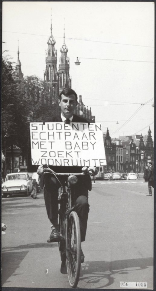 Werkstudent H.C.A. Brandt (Weisenbruch 21-2) zoekt een woning. Hij rijdt door Am, Bestanddeelnr 056-1055