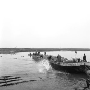 Werkzaamheden, water, arbeiders, boten, Bestanddeelnr 253-7574