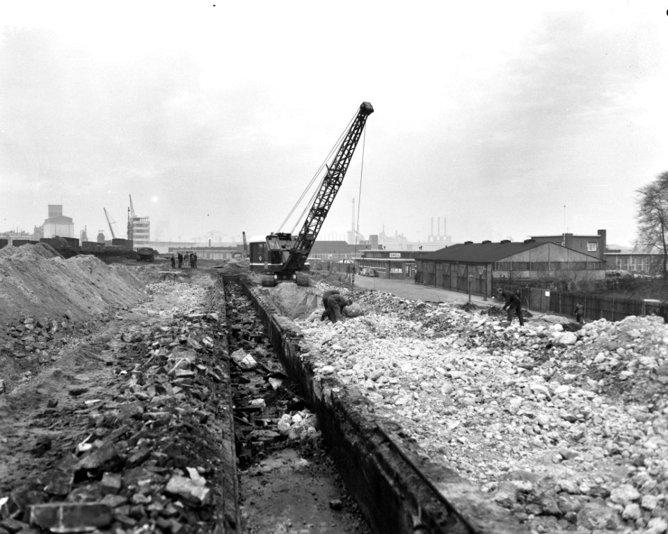 Werkzaamheden aan de IJ-boulevard te Amsterdam begonnen afgraven van de spoordij, Bestanddeelnr 911-9055