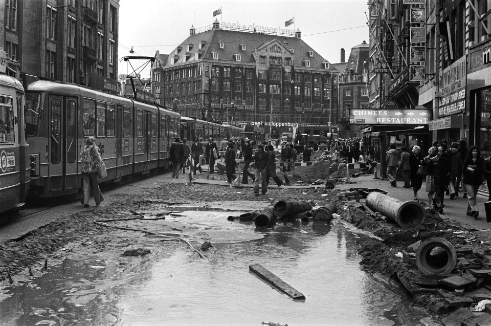 Werkzaamheden aan Damrak in Amsterdam file trams en grote plas water, Bestanddeelnr 928-9007