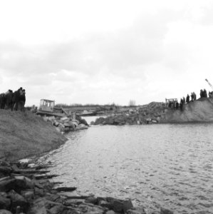 Werkzaamheden, water, arbeiders, draglines, bulldozers, Bestanddeelnr 253-7577
