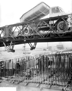 Werkzaamheden aan de Deltawerken gestorte beton wordt aangestampt, vrachtauto st, Bestanddeelnr 911-0932