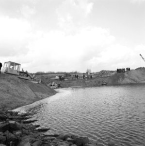 Werkzaamheden, water, arbeiders, draglines, bulldozers, Bestanddeelnr 253-7576