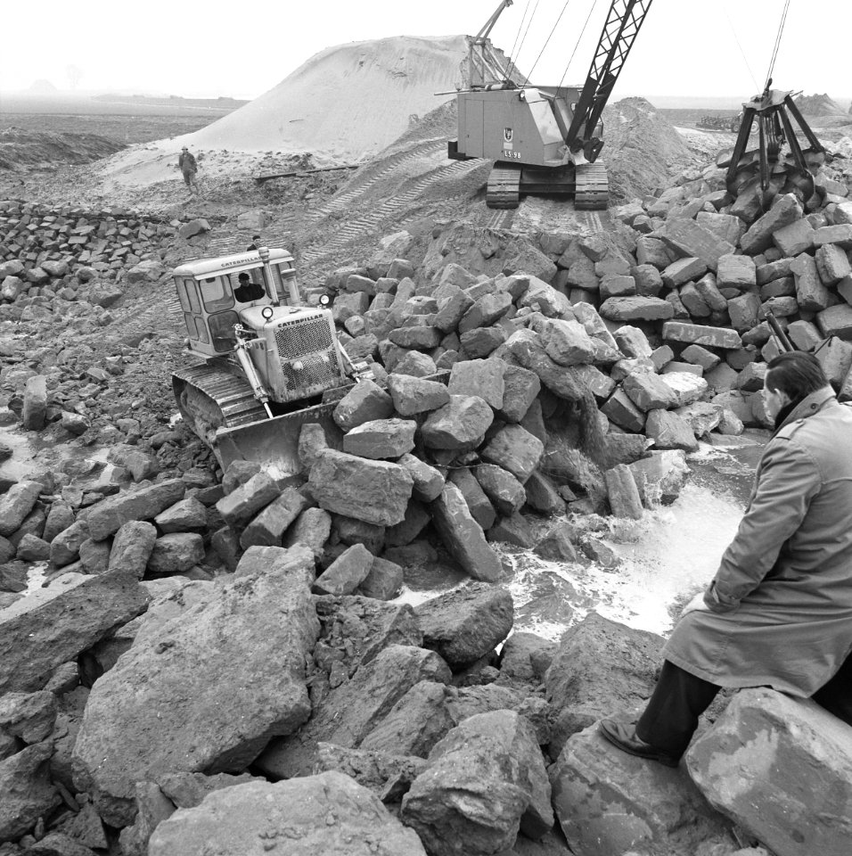 Werkzaamheden, werktuigen, arbeiders, draglines, bulldozers, keien, Bestanddeelnr 253-7610