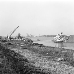 Werkzaamheden, water, draglines, keien, boten, arbeiders, bulldozers, Bestanddeelnr 253-7647