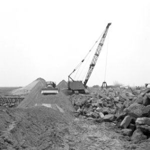 Werkzaamheden, arbeiders, draglines, bulldozers, keien, Bestanddeelnr 253-7668