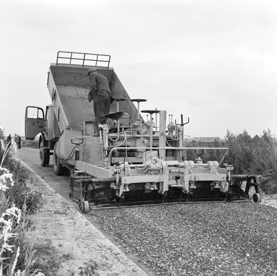 Werkzaamheden, wegen, spreidlagen, spreiders, grind, abg spreider, Bestanddeelnr 165-0926