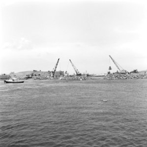Werkzaamheden, arbeiders, draglines, bulldozers, keien, water, boten, Bestanddeelnr 253-7669