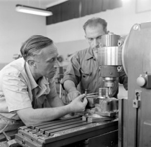 Werkplaats in het Weizmann institute of science te Rehovot (Rechowoth) met twee , Bestanddeelnr 255-1598