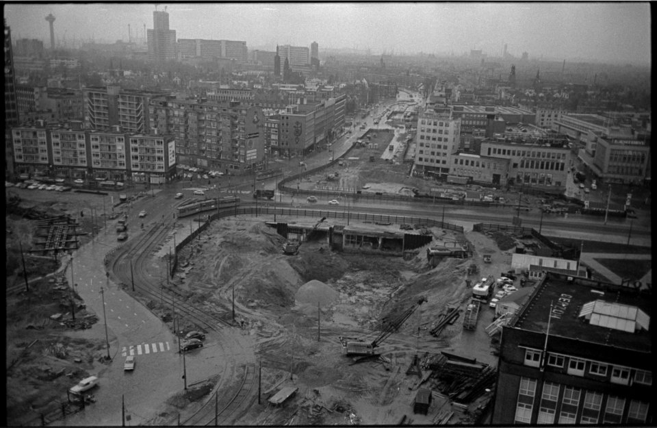 Werkzaamheden aan het Churchillplein met het modehuis van Gerzon 1967