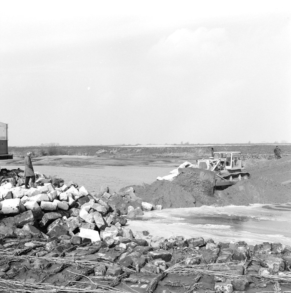 Werkzaamheden, bulldozers, keien, Bestanddeelnr 253-7518