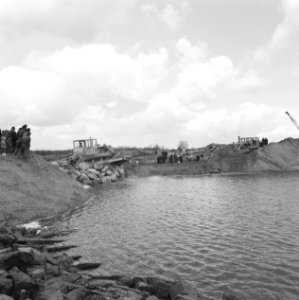 Werkzaamheden, water, arbeiders, boten, Bestanddeelnr 253-7585