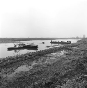 Werkzaamheden, water, arbeiders, boten, Bestanddeelnr 253-7573