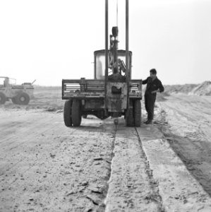 Werkzaamheden, werktuigen, arbeiders, draglines, bulldozers, Bestanddeelnr 253-7605