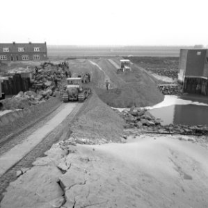 Werkzaamheden, werktuigen, arbeiders, bulldozers, huizen, aanleg wegen, Bestanddeelnr 253-7606