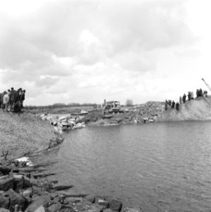 Werkzaamheden, water, arbeiders, draglines, bulldozers, Bestanddeelnr 253-7578