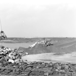 Werkzaamheden, draglines, bulldozers, keien, Bestanddeelnr 253-7521