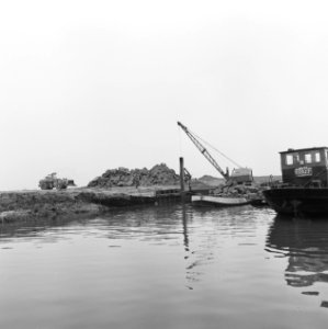 Werkzaamheden, draglines, water, boten, zandzakken, Bestanddeelnr 253-7590