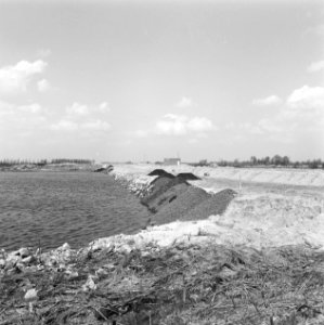 Werkzaamheden, water, oevers, aanleg wegen, Bestanddeelnr 253-7633