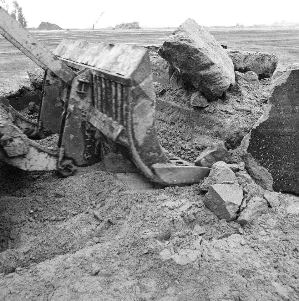 Werkzaamheden, keien, bulldozers, Bestanddeelnr 253-7529