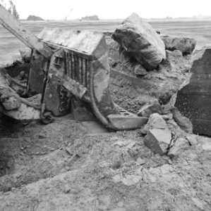 Werkzaamheden, keien, bulldozers, Bestanddeelnr 253-7529