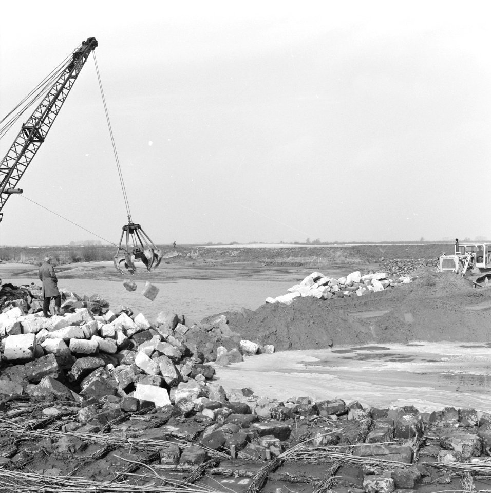 Werkzaamheden, draglines, bulldozers, keien, Bestanddeelnr 253-7522