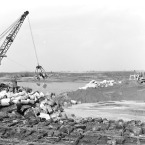 Werkzaamheden, draglines, bulldozers, keien, Bestanddeelnr 253-7522