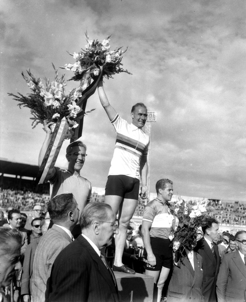 Wereldkampioenschappen wielrennen te Luik. Huldiging sprint, v.l.n.r. Van Vliet, Bestanddeelnr 908-8529