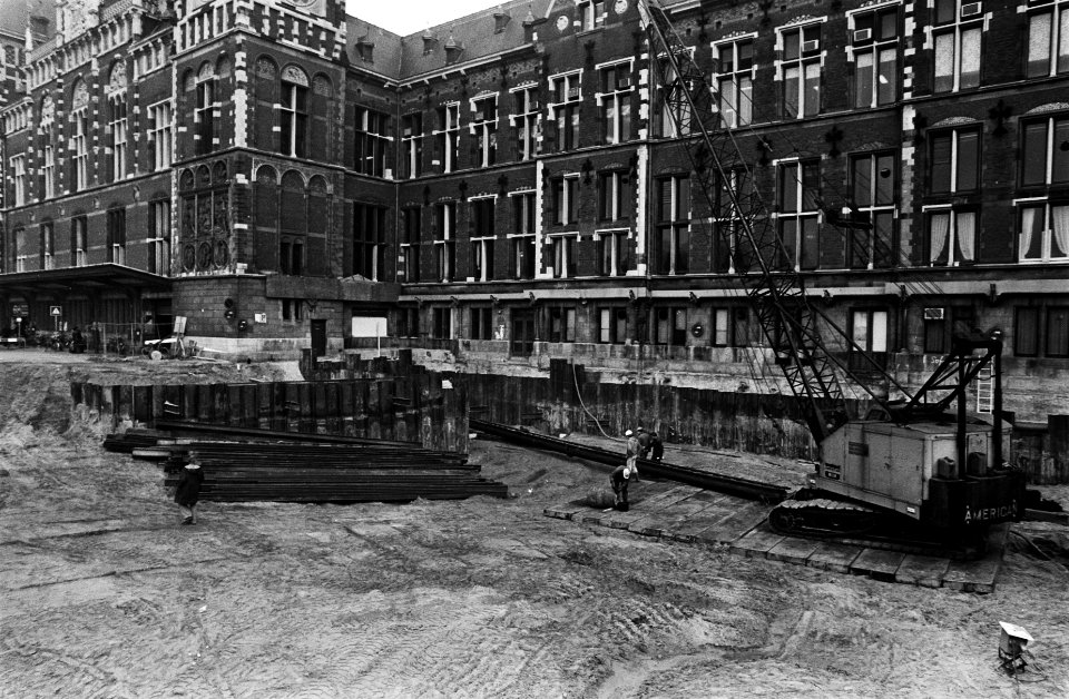 Werkzaamheden aan damwand bij CS in verband met bouw metrostation, Bestanddeelnr 929-9807